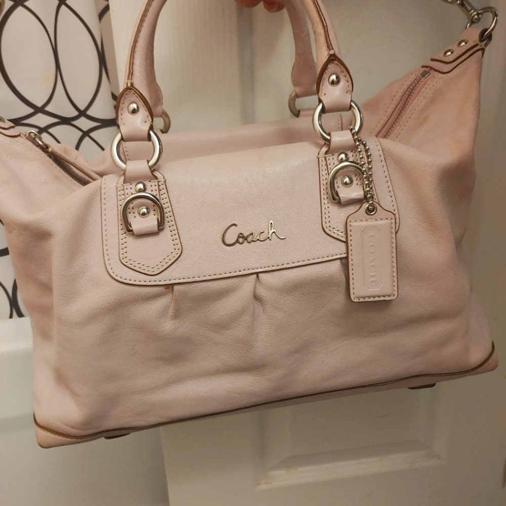 Xmas sale!COACH. BABY PINK PURSE